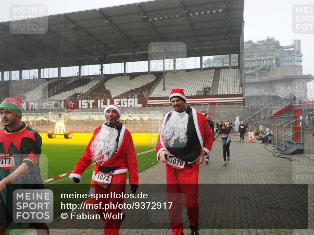 07.12.2025 - St. Pauli X-Mass-Run No. 15 Fabian Wolf http://msf.ph/oto/9372917 07.12.2025 10:12:32 Ziel 1070, 1072, 1074, 1077, 2758, 2760, 2770, 3585 meine-sportfotos.de