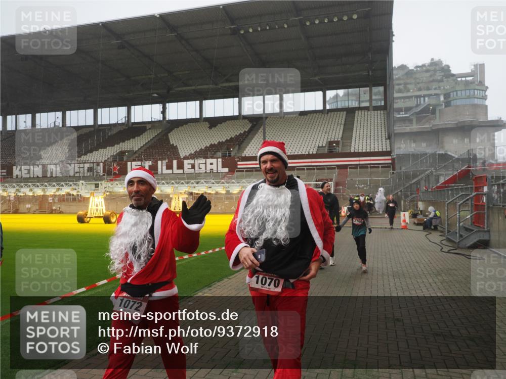 07.12.2025 - St. Pauli X-Mass-Run No. 15 Fabian Wolf http://msf.ph/oto/9372918 07.12.2025 10:12:32 Ziel 1070, 1072, 1074, 1077, 2758, 2760, 2770, 3585 meine-sportfotos.de