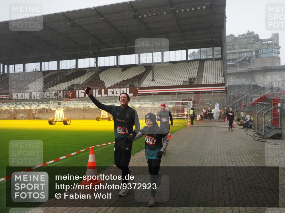 07.12.2025 - St. Pauli X-Mass-Run No. 15 Fabian Wolf http://msf.ph/oto/9372923 07.12.2025 10:12:34 Ziel 1070, 1072, 1074, 1077, 2758, 2760, 2770, 3585 meine-sportfotos.de
