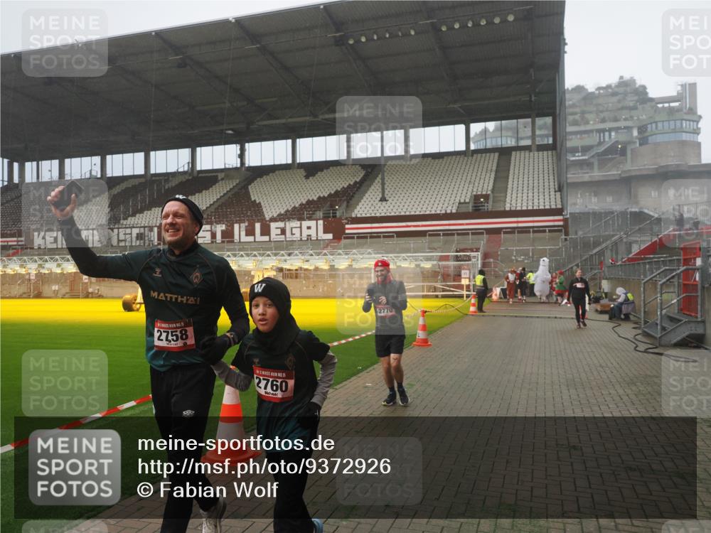 07.12.2025 - St. Pauli X-Mass-Run No. 15 Fabian Wolf http://msf.ph/oto/9372926 07.12.2025 10:12:35 Ziel 1070, 1072, 1074, 1077, 2758, 2760, 2770, 3585 meine-sportfotos.de