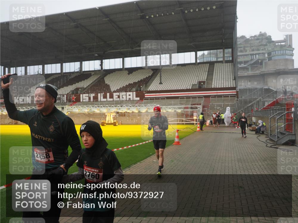 07.12.2025 - St. Pauli X-Mass-Run No. 15 Fabian Wolf http://msf.ph/oto/9372927 07.12.2025 10:12:35 Ziel 1070, 1072, 1074, 1077, 2758, 2760, 2770, 3585 meine-sportfotos.de