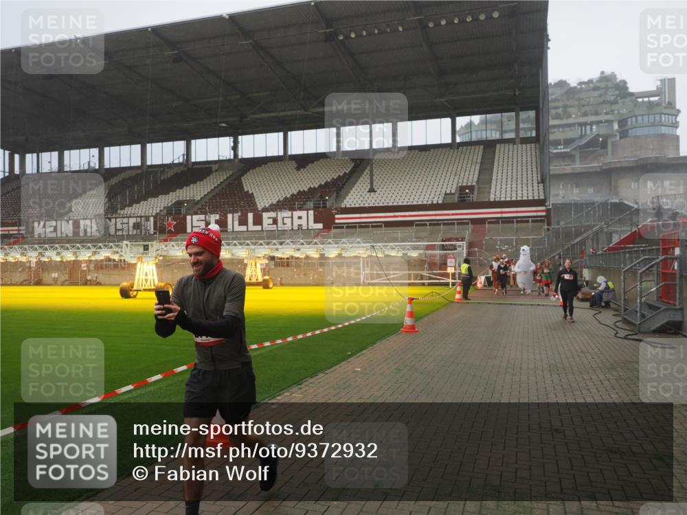 07.12.2025 - St. Pauli X-Mass-Run No. 15 Fabian Wolf http://msf.ph/oto/9372932 07.12.2025 10:12:36 Ziel 1070, 1072, 1074, 1077, 2758, 2760, 2770, 3428, 3514, 3585, 3799, 3834, 3836 meine-sportfotos.de