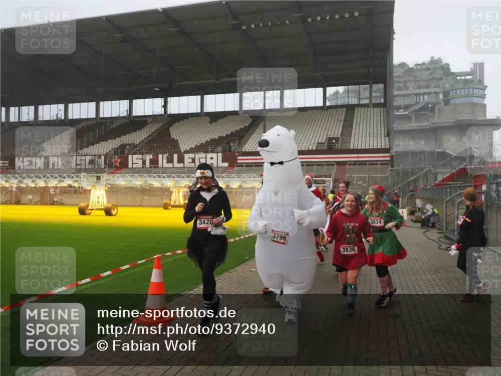 07.12.2025 - St. Pauli X-Mass-Run No. 15 Fabian Wolf http://msf.ph/oto/9372940 07.12.2025 10:12:46 Ziel 9, 18, 938, 2770, 3040, 3428, 3514, 3551, 3557, 3585, 3799, 3834, 3836 meine-sportfotos.de