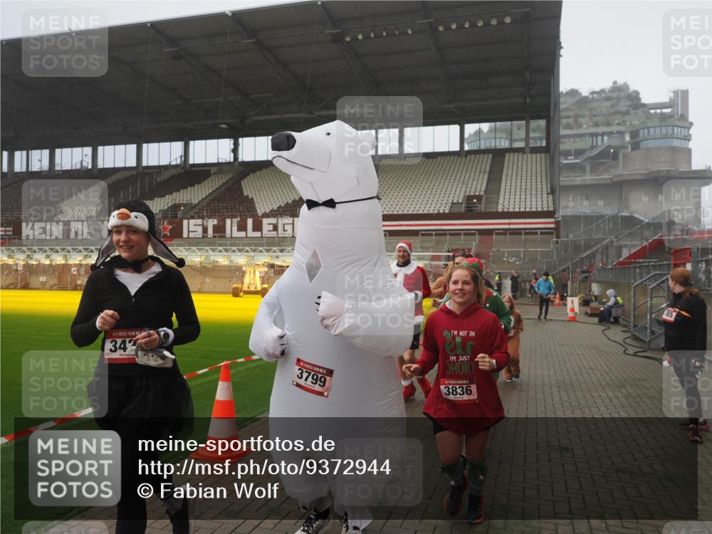 07.12.2025 - St. Pauli X-Mass-Run No. 15 Fabian Wolf http://msf.ph/oto/9372944 07.12.2025 10:12:46 Ziel 9, 18, 938, 2770, 3040, 3428, 3514, 3551, 3557, 3585, 3799, 3834, 3836 meine-sportfotos.de