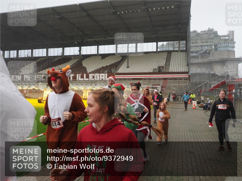07.12.2025 - St. Pauli X-Mass-Run No. 15 Fabian Wolf http://msf.ph/oto/9372949 07.12.2025 10:12:47 Ziel 9, 18, 938, 2770, 3040, 3428, 3514, 3551, 3557, 3585, 3799, 3834, 3836 meine-sportfotos.de