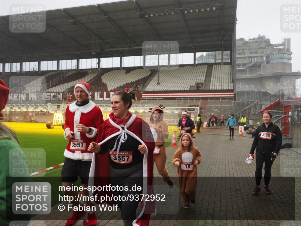 07.12.2025 - St. Pauli X-Mass-Run No. 15 Fabian Wolf http://msf.ph/oto/9372952 07.12.2025 10:12:48 Ziel 9, 18, 938, 3040, 3428, 3514, 3551, 3557, 3585, 3799, 3834, 3836 meine-sportfotos.de