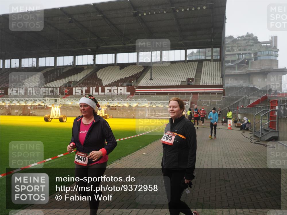 07.12.2025 - St. Pauli X-Mass-Run No. 15 Fabian Wolf http://msf.ph/oto/9372958 07.12.2025 10:12:51 Ziel 9, 18, 80, 938, 2687, 3040, 3428, 3514, 3551, 3557, 3799, 3834, 3836, 4487 meine-sportfotos.de
