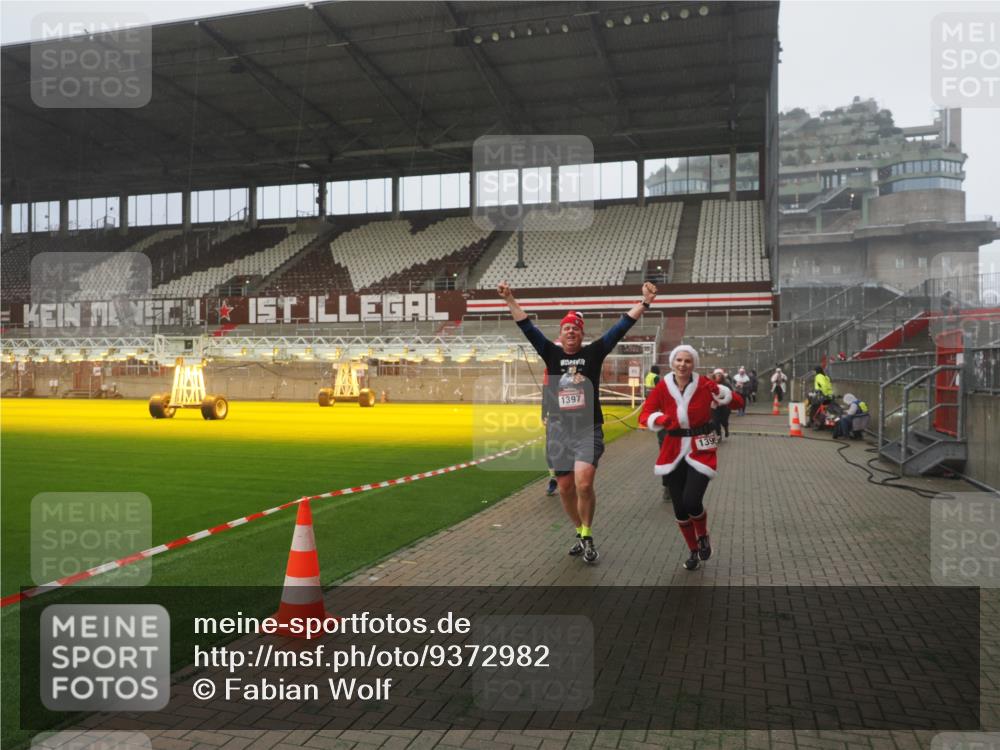 07.12.2025 - St. Pauli X-Mass-Run No. 15 Fabian Wolf http://msf.ph/oto/9372982 07.12.2025 10:13:02 Ziel 80, 938, 1397, 1733, 2687, 2711, 2712, 4487 meine-sportfotos.de