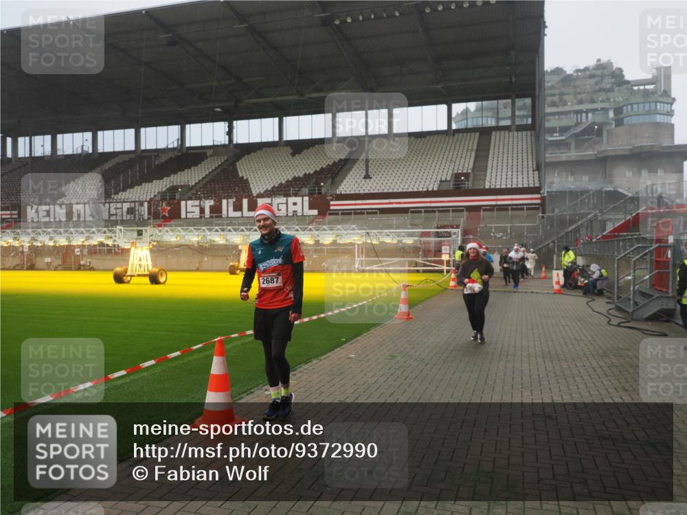 07.12.2025 - St. Pauli X-Mass-Run No. 15 Fabian Wolf http://msf.ph/oto/9372990 07.12.2025 10:13:06 Ziel 80, 1126, 1397, 1733, 2687, 2711, 2712, 3588, 3589, 4487 meine-sportfotos.de