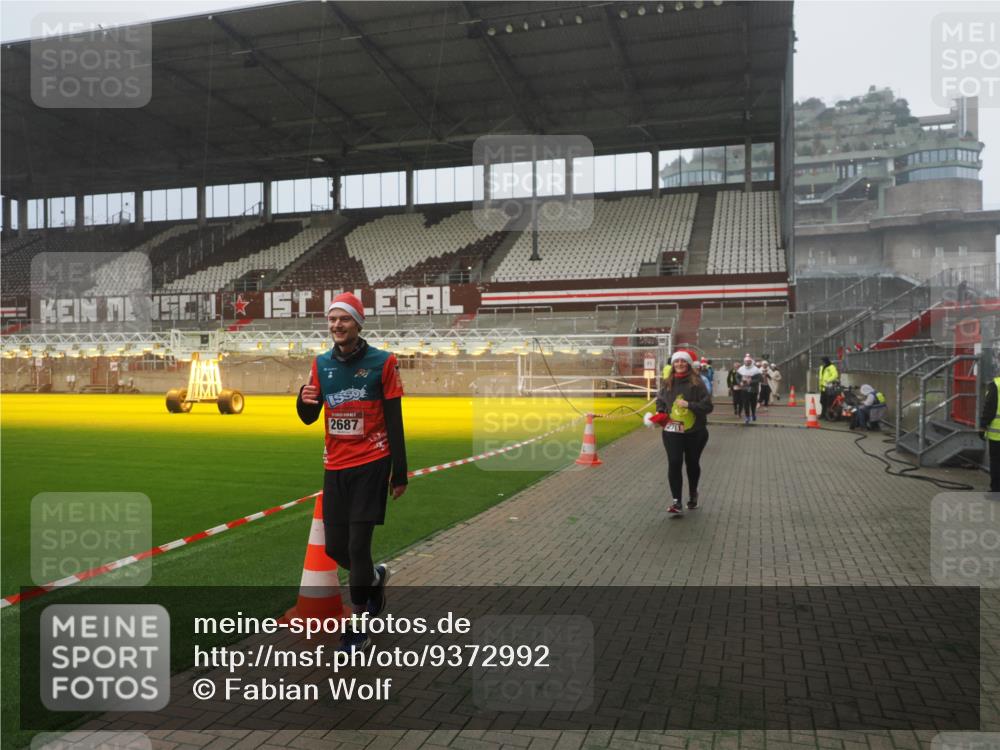 07.12.2025 - St. Pauli X-Mass-Run No. 15 Fabian Wolf http://msf.ph/oto/9372992 07.12.2025 10:13:06 Ziel 80, 1126, 1397, 1733, 2687, 2711, 2712, 3588, 3589, 4487 meine-sportfotos.de