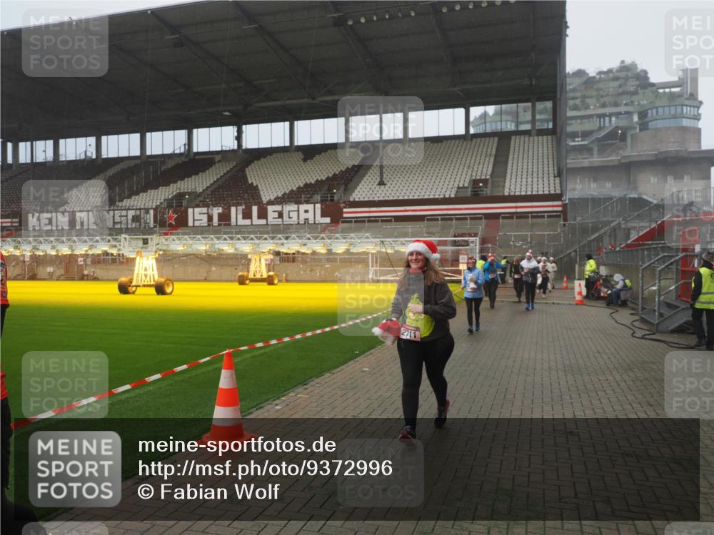 07.12.2025 - St. Pauli X-Mass-Run No. 15 Fabian Wolf http://msf.ph/oto/9372996 07.12.2025 10:13:08 Ziel 80, 1044, 1126, 1397, 1733, 2687, 2711, 2712, 3588, 3589, 4487, 4664 meine-sportfotos.de
