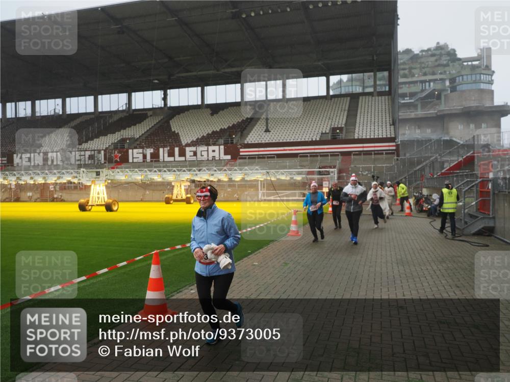 07.12.2025 - St. Pauli X-Mass-Run No. 15 Fabian Wolf http://msf.ph/oto/9373005 07.12.2025 10:13:11 Ziel 80, 1044, 1126, 1397, 1733, 2711, 2712, 3588, 3589, 4081, 4082, 4083, 4487, 4664 meine-sportfotos.de
