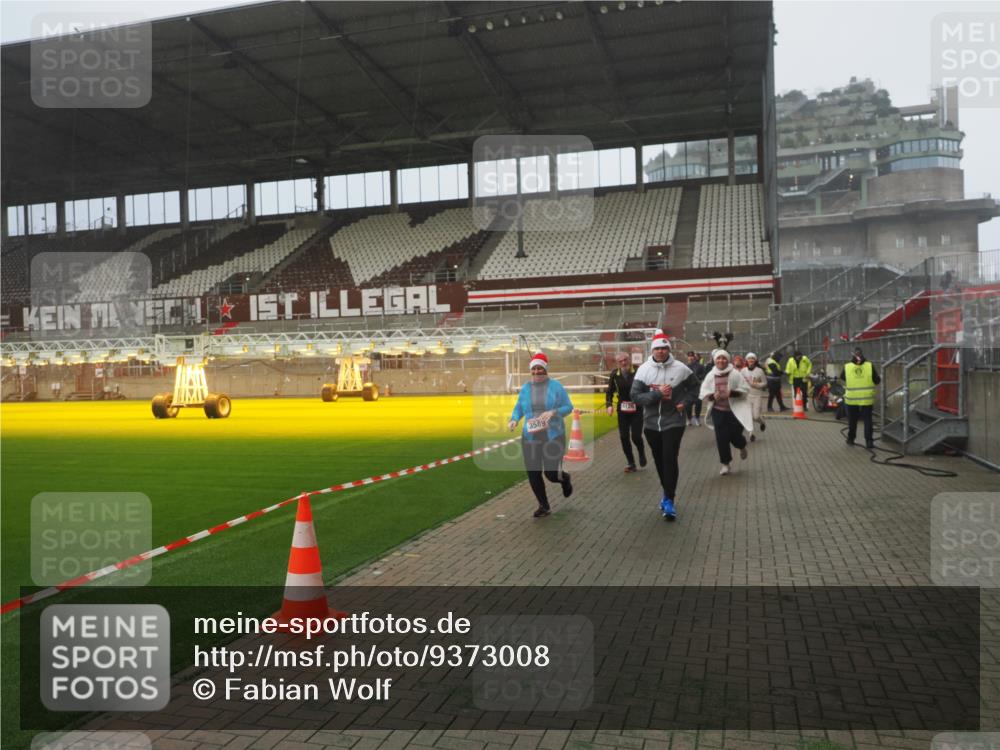 07.12.2025 - St. Pauli X-Mass-Run No. 15 Fabian Wolf http://msf.ph/oto/9373008 07.12.2025 10:13:13 Ziel 1044, 1126, 1397, 1733, 2711, 2712, 3588, 3589, 4081, 4082, 4083, 4664 meine-sportfotos.de