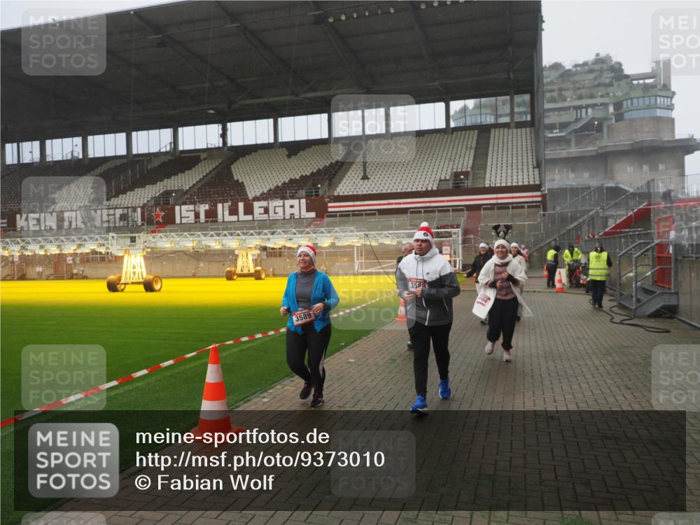 07.12.2025 - St. Pauli X-Mass-Run No. 15 Fabian Wolf http://msf.ph/oto/9373010 07.12.2025 10:13:14 Ziel 1044, 1126, 1397, 1733, 2711, 2712, 3588, 3589, 4081, 4082, 4083, 4664 meine-sportfotos.de