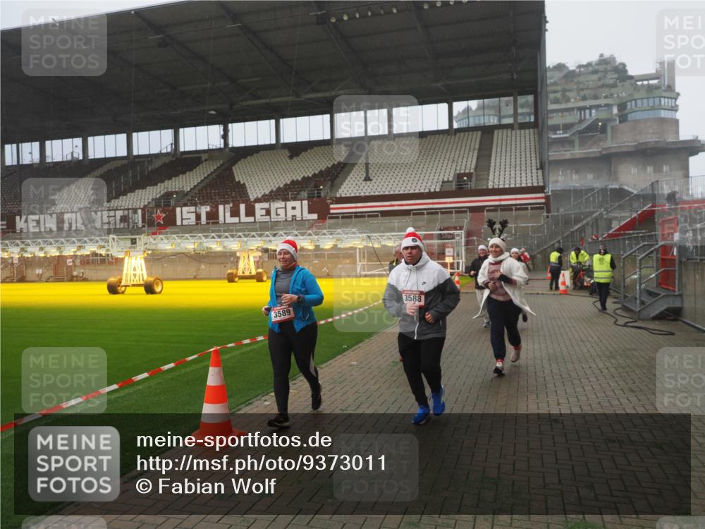 07.12.2025 - St. Pauli X-Mass-Run No. 15 Fabian Wolf http://msf.ph/oto/9373011 07.12.2025 10:13:14 Ziel 1044, 1126, 1397, 1733, 2711, 2712, 3588, 3589, 4081, 4082, 4083, 4664 meine-sportfotos.de