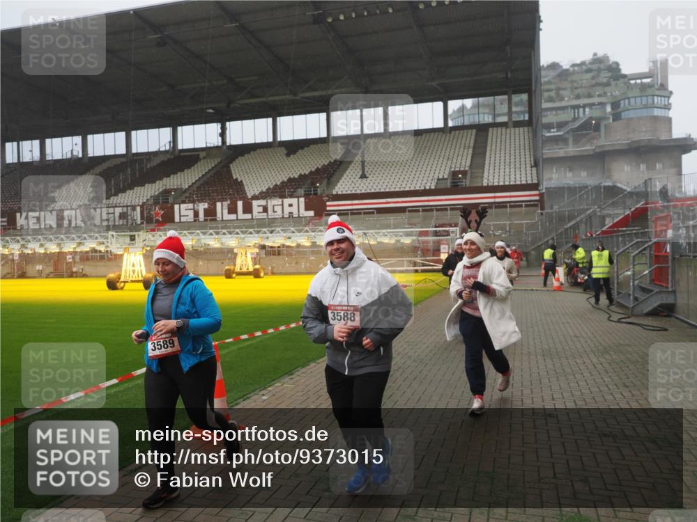 07.12.2025 - St. Pauli X-Mass-Run No. 15 Fabian Wolf http://msf.ph/oto/9373015 07.12.2025 10:13:15 Ziel 1044, 1126, 1397, 1733, 2711, 2712, 3588, 3589, 4081, 4082, 4083, 4664 meine-sportfotos.de