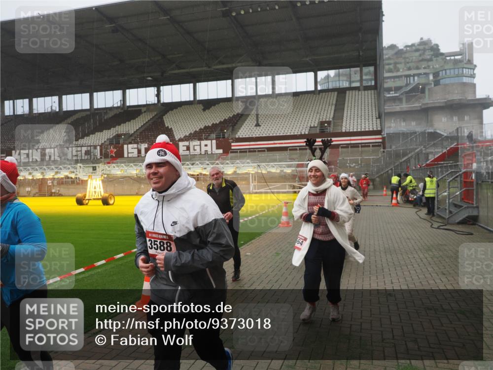 07.12.2025 - St. Pauli X-Mass-Run No. 15 Fabian Wolf http://msf.ph/oto/9373018 07.12.2025 10:13:16 Ziel 1044, 1062, 1126, 1220, 1733, 2711, 2712, 3588, 3589, 4081, 4082, 4083, 4664 meine-sportfotos.de