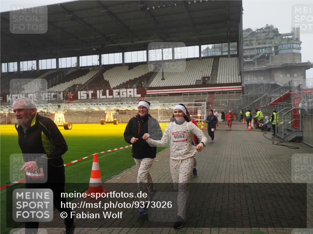 07.12.2025 - St. Pauli X-Mass-Run No. 15 Fabian Wolf http://msf.ph/oto/9373026 07.12.2025 10:13:17 Ziel 1044, 1062, 1126, 1220, 1733, 2711, 2712, 3588, 3589, 4081, 4082, 4083, 4664 meine-sportfotos.de