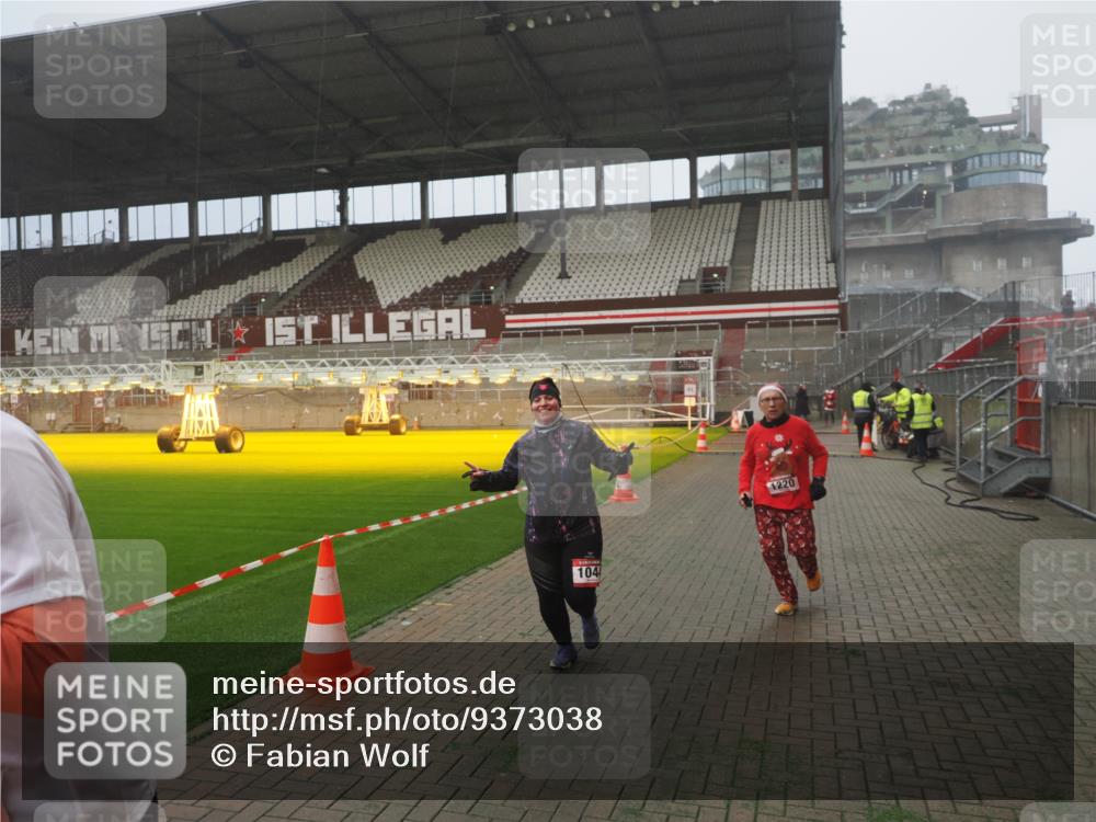 07.12.2025 - St. Pauli X-Mass-Run No. 15 Fabian Wolf http://msf.ph/oto/9373038 07.12.2025 10:13:23 Ziel 1044, 1062, 1126, 1220, 3588, 3589, 4081, 4082, 4083, 4664 meine-sportfotos.de