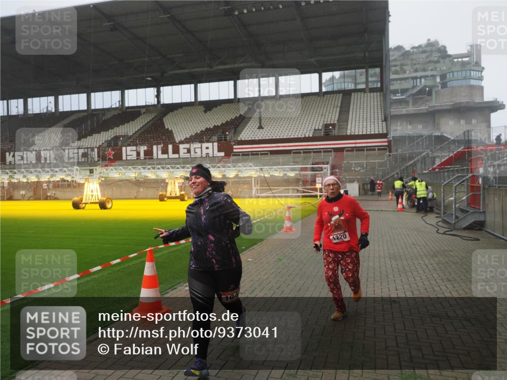 07.12.2025 - St. Pauli X-Mass-Run No. 15 Fabian Wolf http://msf.ph/oto/9373041 07.12.2025 10:13:23 Ziel 1044, 1062, 1126, 1220, 3588, 3589, 4081, 4082, 4083, 4664 meine-sportfotos.de
