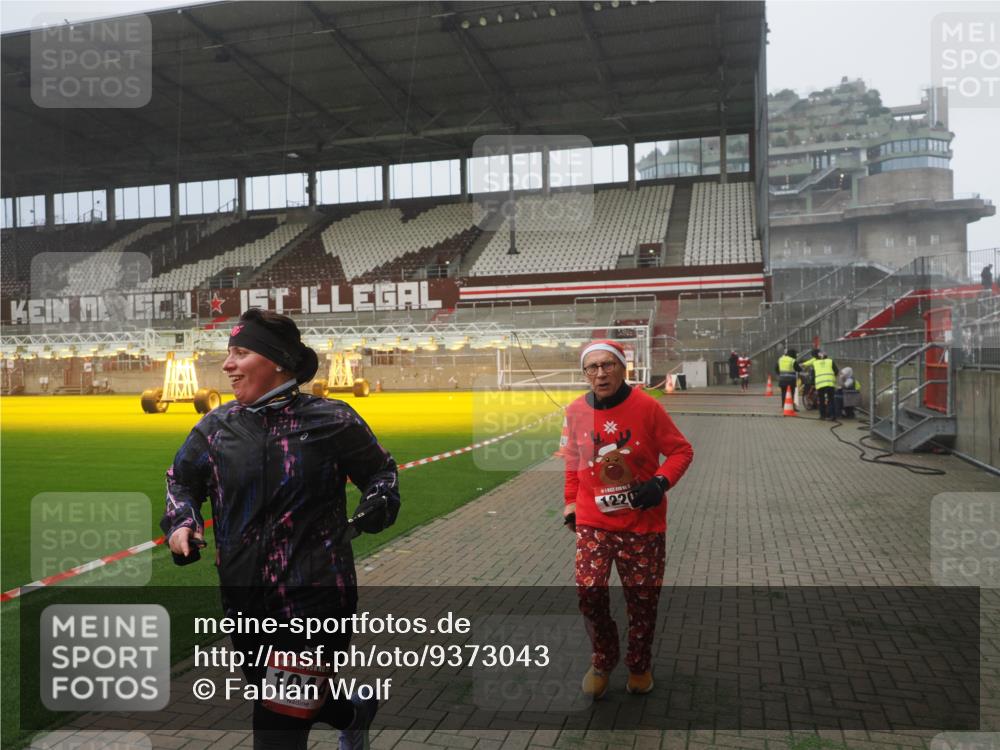 07.12.2025 - St. Pauli X-Mass-Run No. 15 Fabian Wolf http://msf.ph/oto/9373043 07.12.2025 10:13:24 Ziel 1044, 1062, 1126, 1220, 3589, 4081, 4082, 4083, 4664 meine-sportfotos.de