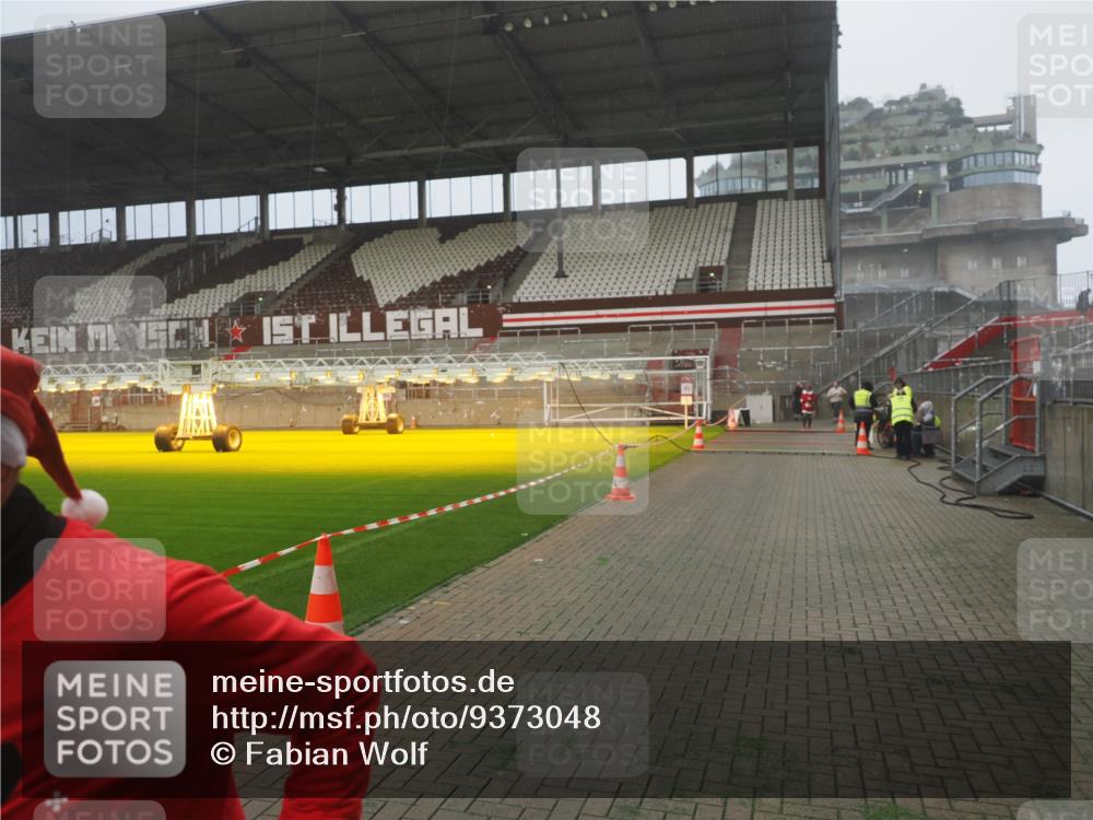 07.12.2025 - St. Pauli X-Mass-Run No. 15 Fabian Wolf http://msf.ph/oto/9373048 07.12.2025 10:13:25 Ziel 1044, 1062, 1126, 1220, 4081, 4082, 4083, 4664 meine-sportfotos.de