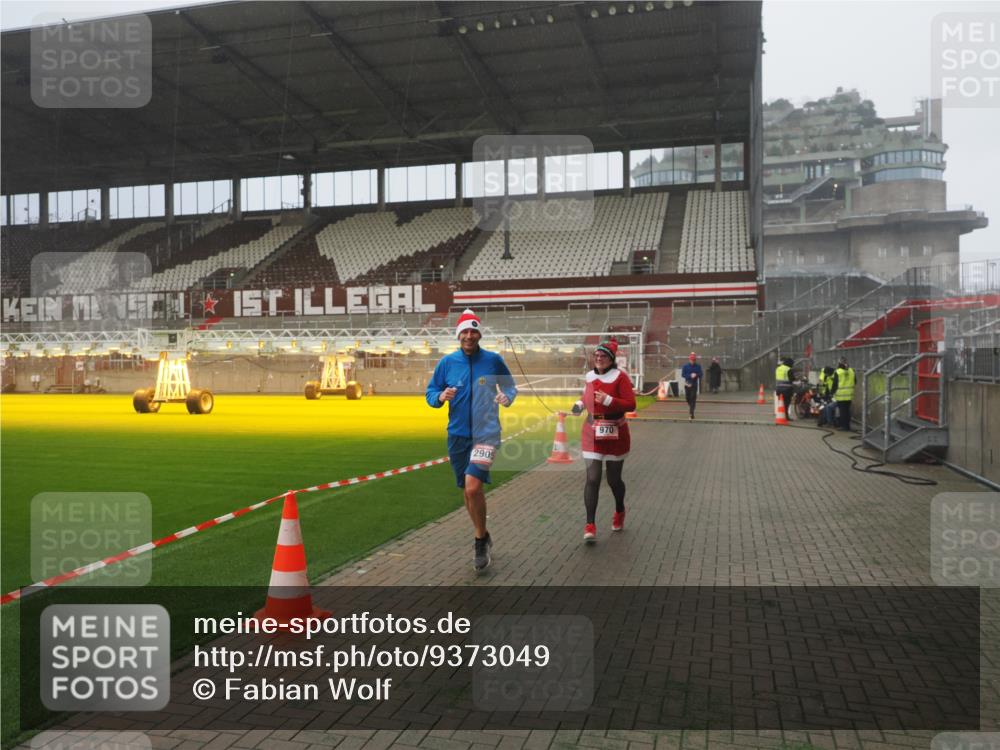 07.12.2025 - St. Pauli X-Mass-Run No. 15 Fabian Wolf http://msf.ph/oto/9373049 07.12.2025 10:13:37 Ziel 88, 970, 1699, 2905 meine-sportfotos.de