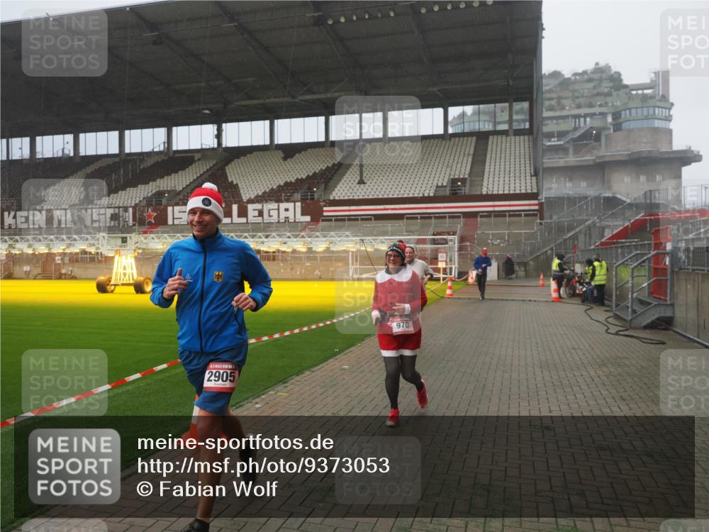 07.12.2025 - St. Pauli X-Mass-Run No. 15 Fabian Wolf http://msf.ph/oto/9373053 07.12.2025 10:13:37 Ziel 88, 970, 1699, 2905 meine-sportfotos.de