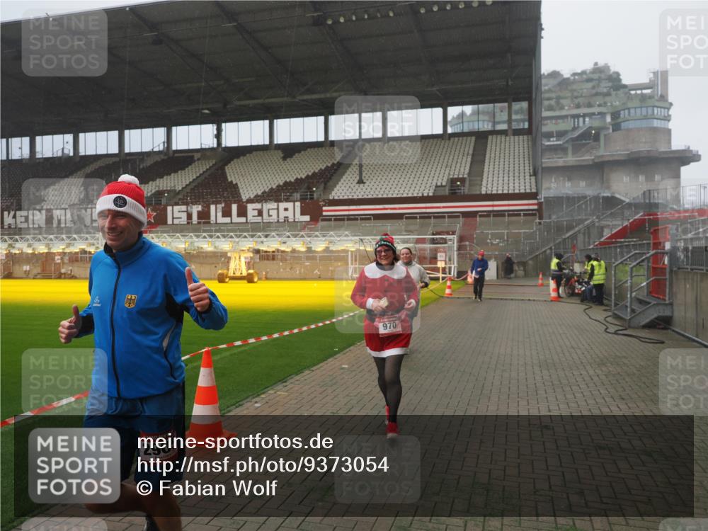 07.12.2025 - St. Pauli X-Mass-Run No. 15 Fabian Wolf http://msf.ph/oto/9373054 07.12.2025 10:13:38 Ziel 88, 970, 1699, 2905 meine-sportfotos.de