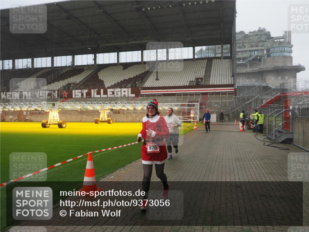07.12.2025 - St. Pauli X-Mass-Run No. 15 Fabian Wolf http://msf.ph/oto/9373056 07.12.2025 10:13:38 Ziel 88, 970, 1699, 2905 meine-sportfotos.de