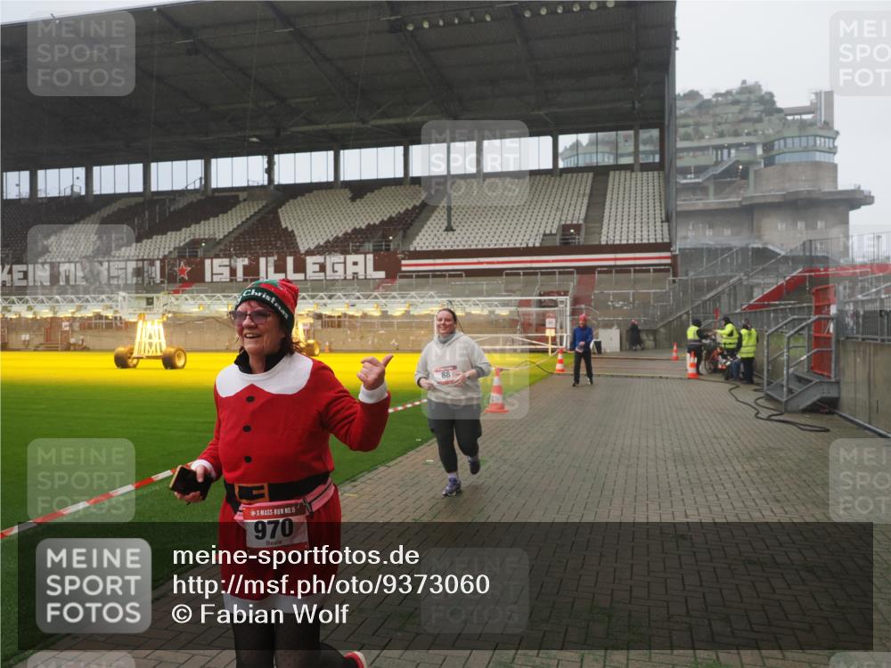 07.12.2025 - St. Pauli X-Mass-Run No. 15 Fabian Wolf http://msf.ph/oto/9373060 07.12.2025 10:13:39 Ziel 88, 970, 1699, 2905 meine-sportfotos.de