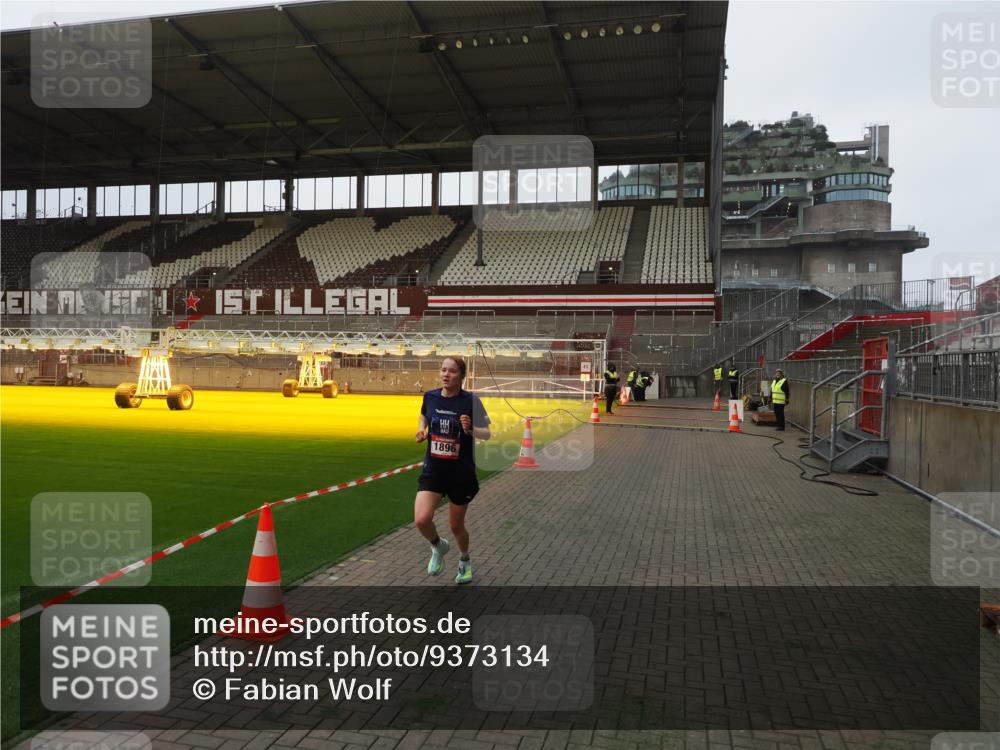 07.12.2025 - St. Pauli X-Mass-Run No. 15 Fabian Wolf http://msf.ph/oto/9373134 07.12.2025 09:50:14 Ziel 1896 meine-sportfotos.de