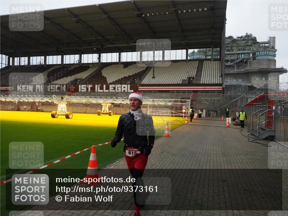 07.12.2025 - St. Pauli X-Mass-Run No. 15 Fabian Wolf http://msf.ph/oto/9373161 07.12.2025 09:51:02 Ziel 615, 2224 meine-sportfotos.de