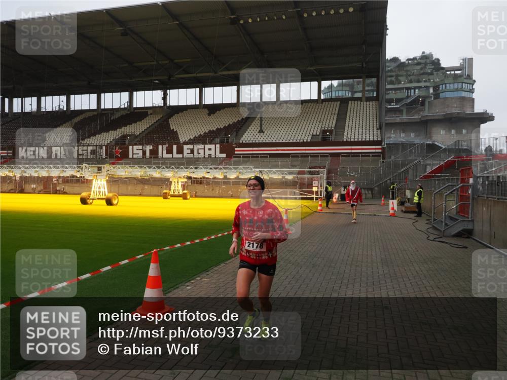 07.12.2025 - St. Pauli X-Mass-Run No. 15 Fabian Wolf http://msf.ph/oto/9373233 07.12.2025 09:51:43 Ziel 1117, 1893, 2178, 2494 meine-sportfotos.de