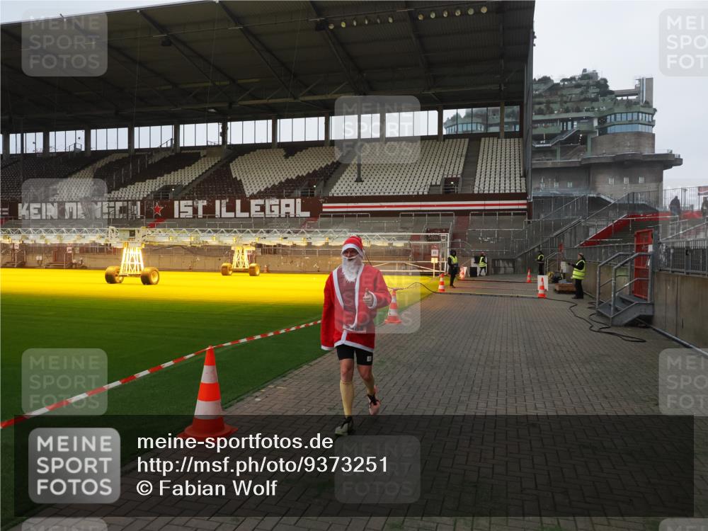 07.12.2025 - St. Pauli X-Mass-Run No. 15 Fabian Wolf http://msf.ph/oto/9373251 07.12.2025 09:51:51 Ziel 1117, 2178, 2494 meine-sportfotos.de