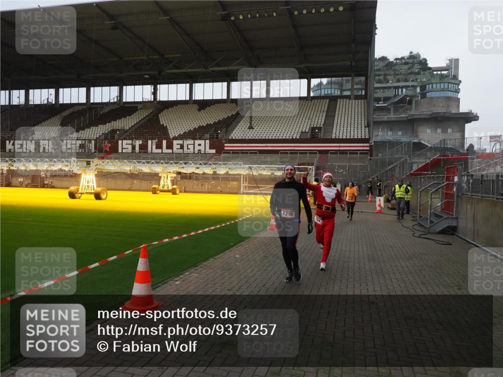 07.12.2025 - St. Pauli X-Mass-Run No. 15 Fabian Wolf http://msf.ph/oto/9373257 07.12.2025 09:52:24 Ziel 154, 1296, 2034 meine-sportfotos.de