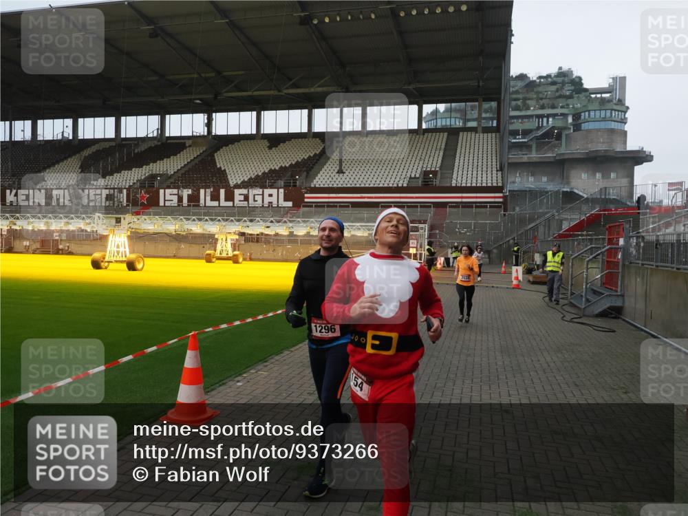 07.12.2025 - St. Pauli X-Mass-Run No. 15 Fabian Wolf http://msf.ph/oto/9373266 07.12.2025 09:52:26 Ziel 154, 195, 1296, 2034 meine-sportfotos.de