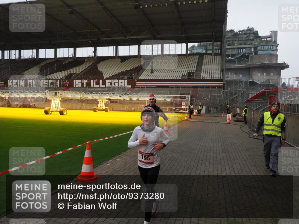 07.12.2025 - St. Pauli X-Mass-Run No. 15 Fabian Wolf http://msf.ph/oto/9373280 07.12.2025 09:52:33 Ziel 154, 195, 1052, 1296, 2034 meine-sportfotos.de