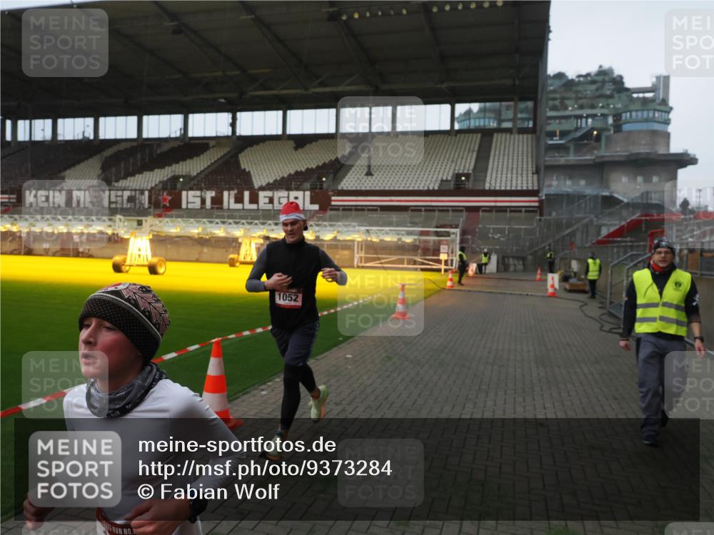 07.12.2025 - St. Pauli X-Mass-Run No. 15 Fabian Wolf http://msf.ph/oto/9373284 07.12.2025 09:52:33 Ziel 154, 195, 1052, 1296, 2034 meine-sportfotos.de