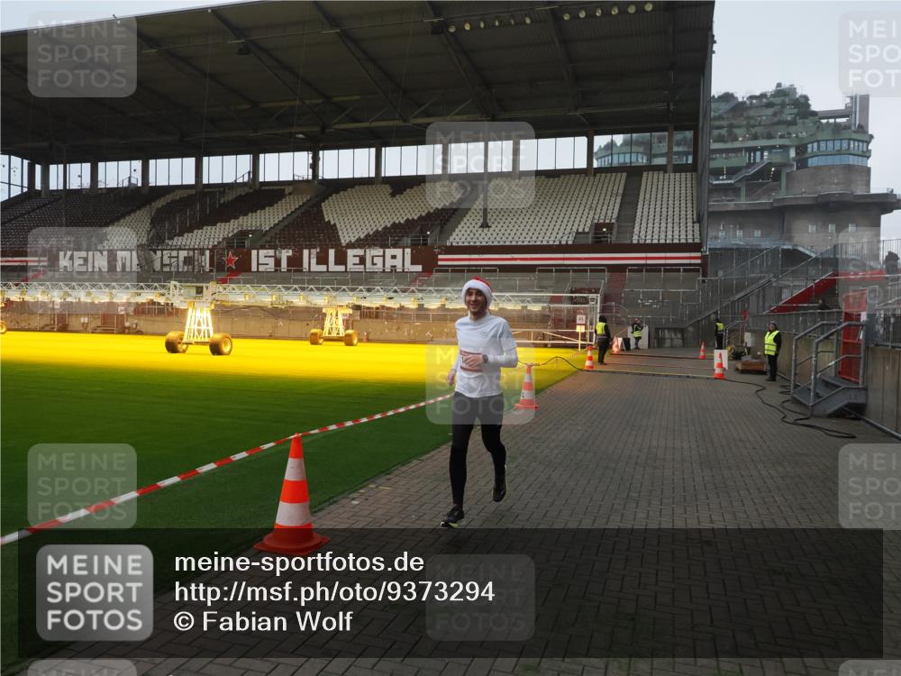 07.12.2025 - St. Pauli X-Mass-Run No. 15 Fabian Wolf http://msf.ph/oto/9373294 07.12.2025 09:52:49 Ziel 1241 meine-sportfotos.de