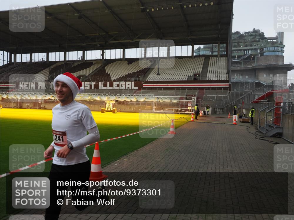 07.12.2025 - St. Pauli X-Mass-Run No. 15 Fabian Wolf http://msf.ph/oto/9373301 07.12.2025 09:52:50 Ziel 1241 meine-sportfotos.de