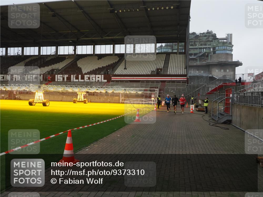 07.12.2025 - St. Pauli X-Mass-Run No. 15 Fabian Wolf http://msf.ph/oto/9373310 07.12.2025 09:52:56 Ziel 937, 1241, 1874 meine-sportfotos.de