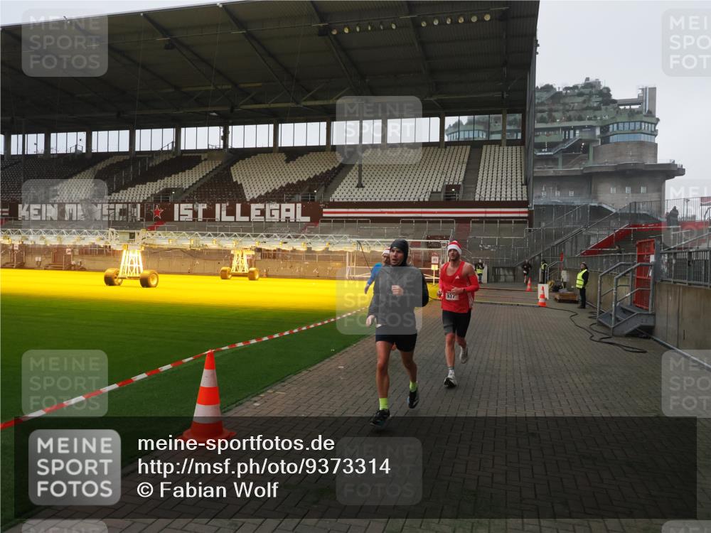 07.12.2025 - St. Pauli X-Mass-Run No. 15 Fabian Wolf http://msf.ph/oto/9373314 07.12.2025 09:53:00 Ziel 937, 1241, 1874 meine-sportfotos.de