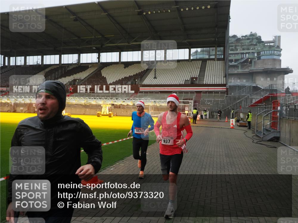 07.12.2025 - St. Pauli X-Mass-Run No. 15 Fabian Wolf http://msf.ph/oto/9373320 07.12.2025 09:53:01 Ziel 937, 1241, 1874 meine-sportfotos.de