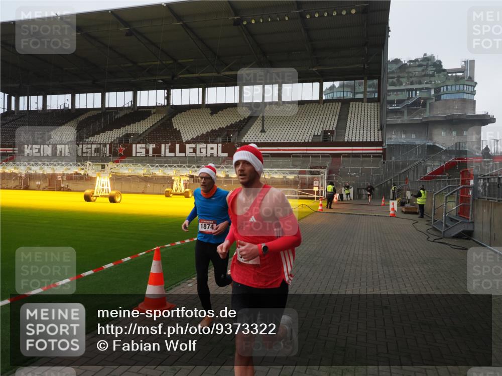 07.12.2025 - St. Pauli X-Mass-Run No. 15 Fabian Wolf http://msf.ph/oto/9373322 07.12.2025 09:53:01 Ziel 937, 1241, 1874 meine-sportfotos.de