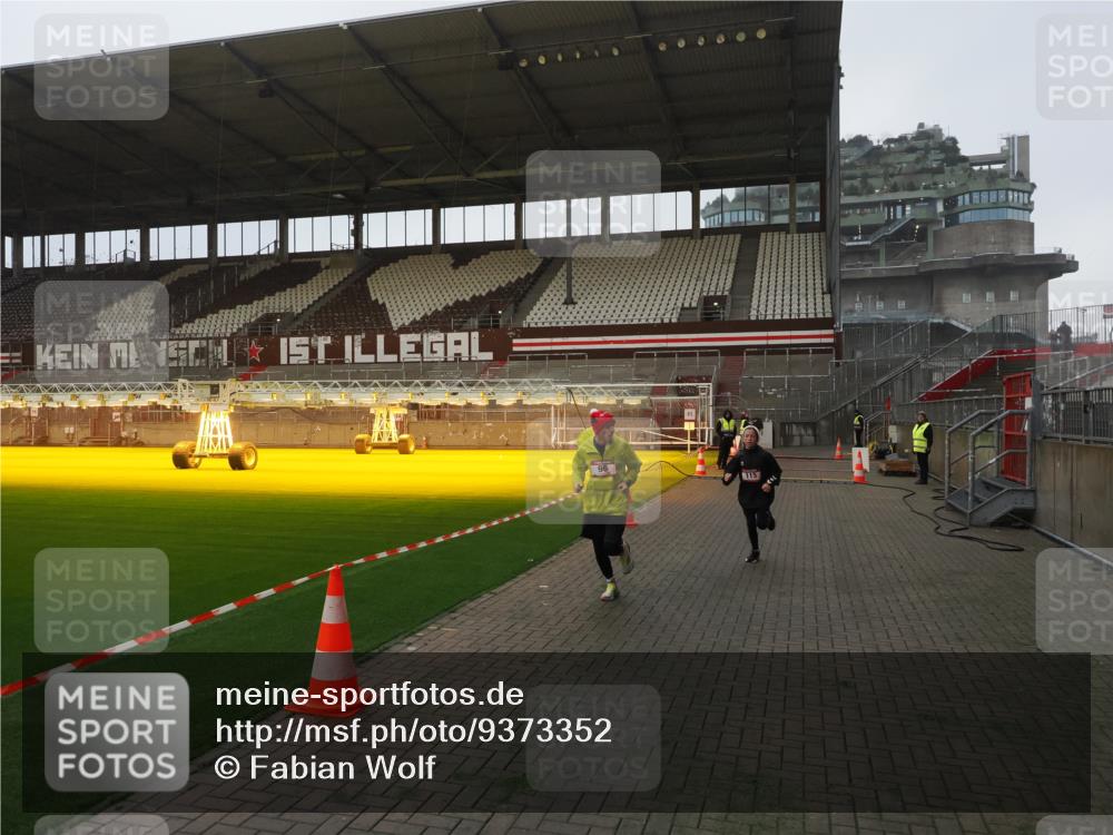 07.12.2025 - St. Pauli X-Mass-Run No. 15 Fabian Wolf http://msf.ph/oto/9373352 07.12.2025 09:53:33 Ziel 96, 115, 3684 meine-sportfotos.de