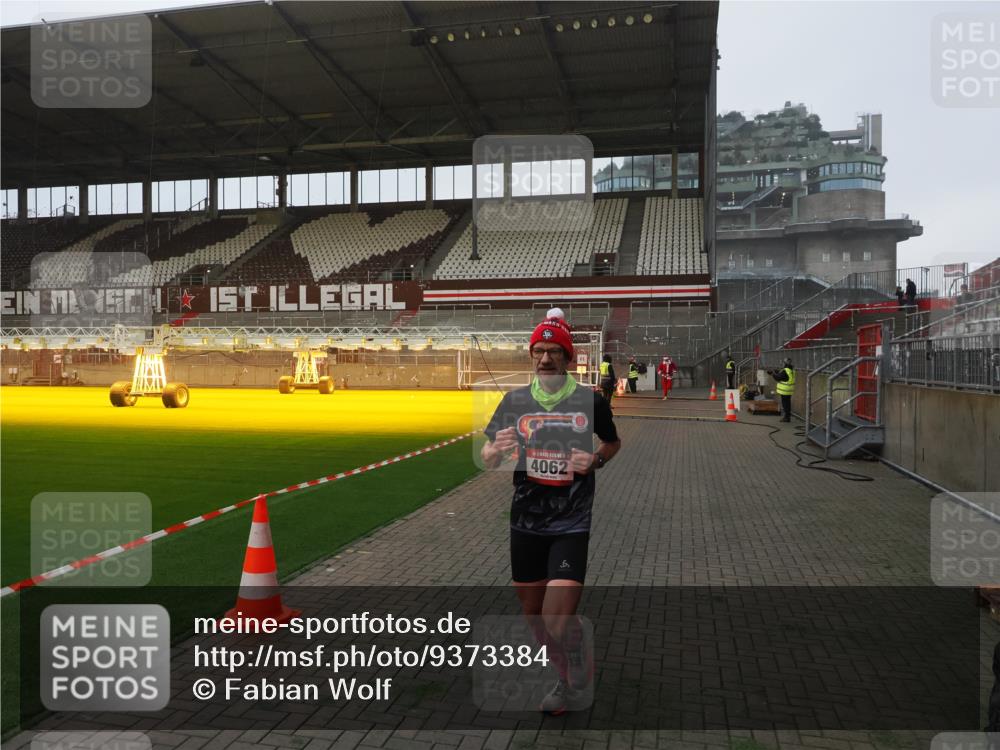 07.12.2025 - St. Pauli X-Mass-Run No. 15 Fabian Wolf http://msf.ph/oto/9373384 07.12.2025 09:53:48 Ziel 96, 115, 4050, 4061, 4062 meine-sportfotos.de
