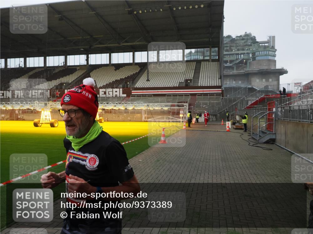 07.12.2025 - St. Pauli X-Mass-Run No. 15 Fabian Wolf http://msf.ph/oto/9373389 07.12.2025 09:53:49 Ziel 96, 115, 4050, 4061, 4062 meine-sportfotos.de