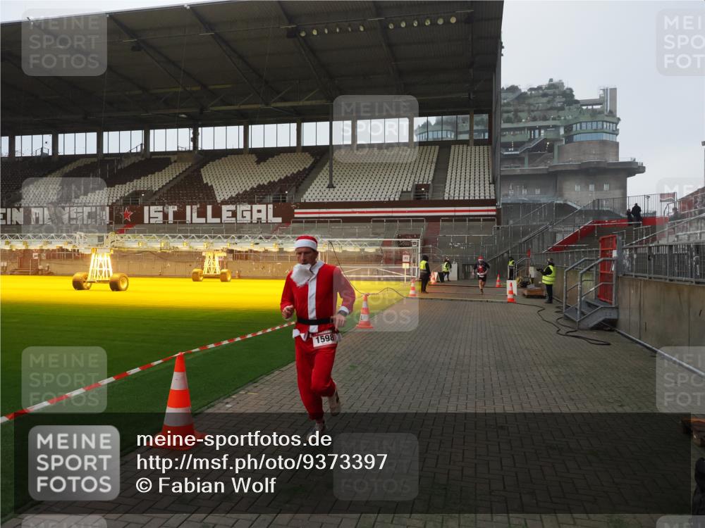 07.12.2025 - St. Pauli X-Mass-Run No. 15 Fabian Wolf http://msf.ph/oto/9373397 07.12.2025 09:53:54 Ziel 1598, 4050, 4061, 4062 meine-sportfotos.de