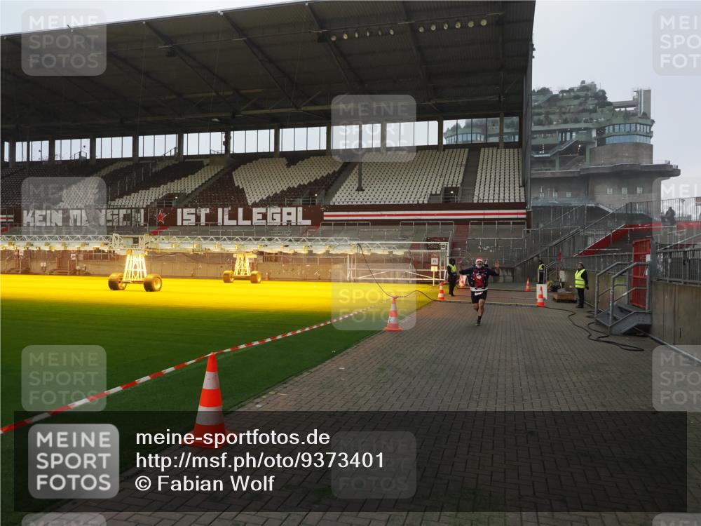 07.12.2025 - St. Pauli X-Mass-Run No. 15 Fabian Wolf http://msf.ph/oto/9373401 07.12.2025 09:53:58 Ziel 1598, 2651, 4050, 4061, 4062 meine-sportfotos.de